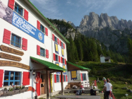 Il Rifugio De Gasperi preparato ad accogliere i corsi.